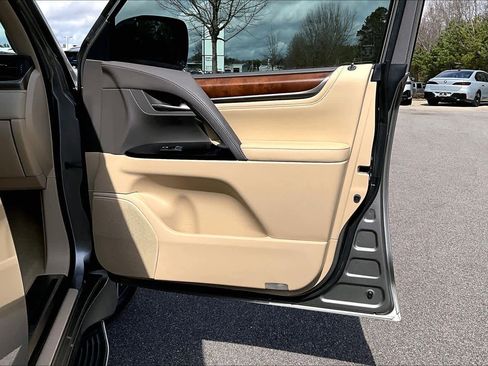 Used 2021 Lexus LX 570 4WD w/ Luxury Package image 26