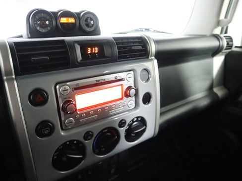 Used 2014 Toyota FJ Cruiser 4WD w/ Upgrade Package image 38