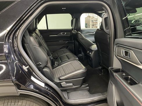 Used 2025 Ford Explorer ST-Line w/ ST-Line Street Pack image 11