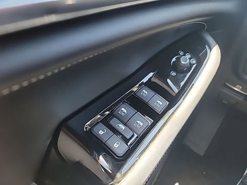 Used 2023 Jeep Grand Cherokee Overland w/ Luxury Tech Group IV RWD image 17