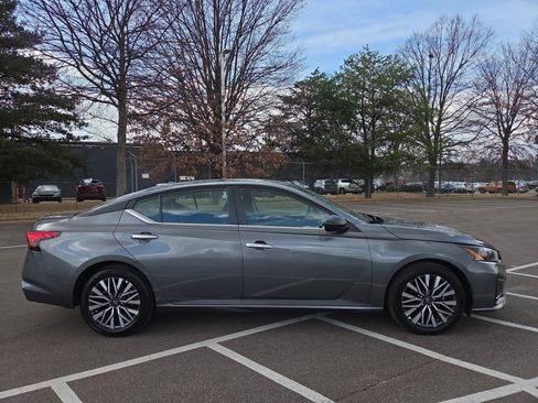 Used 2025 Nissan Altima 2.5 SV image 6