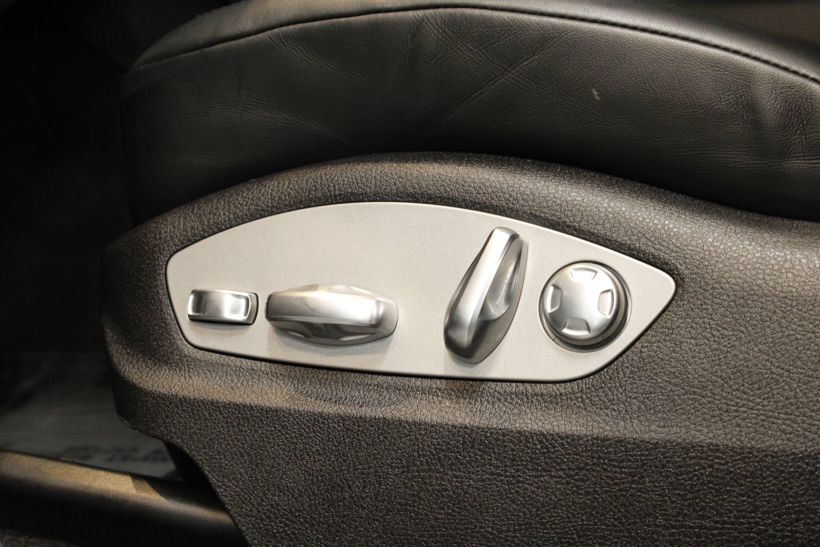 Certified 2026 Porsche Macan AWD/4WD image 32