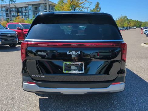 Used 2025 Kia Carnival FWD image 5