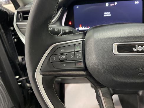 Used 2023 Jeep Grand Cherokee Limited image 18