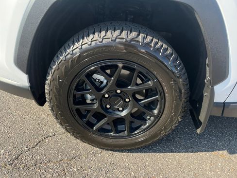 Used 2025 Toyota RAV4 XLE w/ Convenience Package FWD image 31