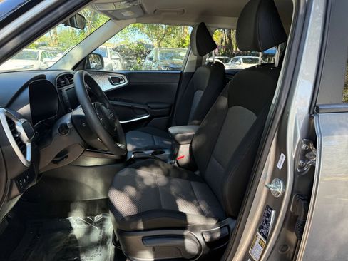 Used 2025 Kia Soul LX w/ LX Technology Package image 30