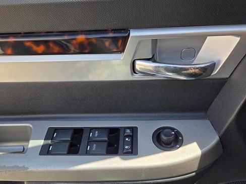 Used 2010 Chrysler Sebring Limited FWD image 21