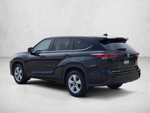 Used 2024 Toyota Highlander LE AWD/4WD image 8