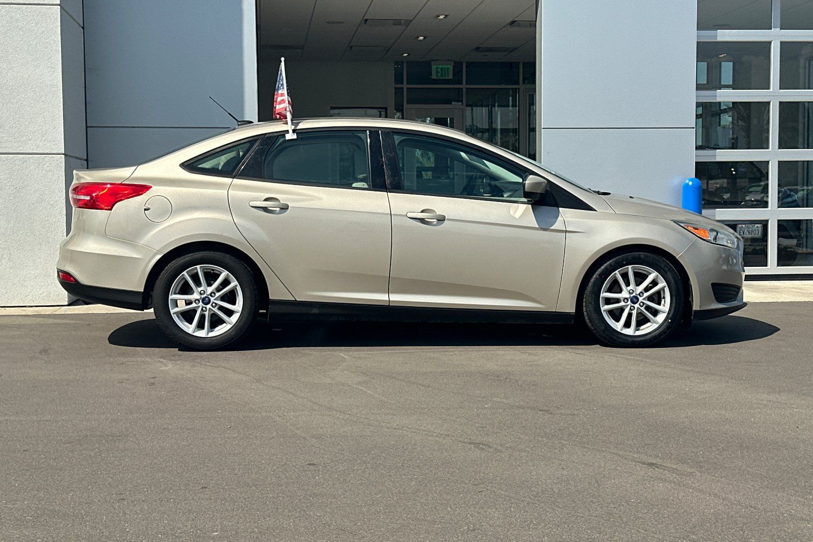 Used 2018 Ford Focus SE FWD image 3
