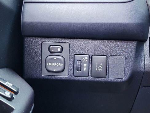 Used 2018 Toyota RAV4 LE image 24