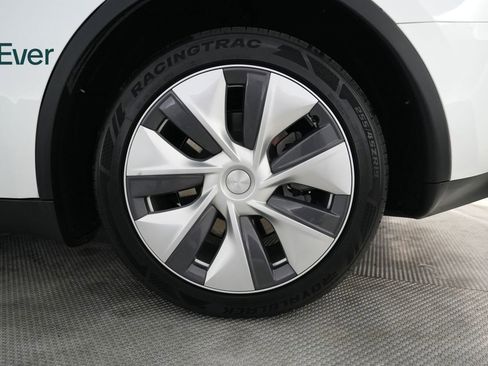 Used 2024 Tesla Model Y Long Range AWD/4WD image 9