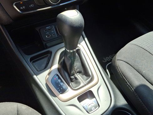 Used 2016 Jeep Cherokee Latitude FWD image 15