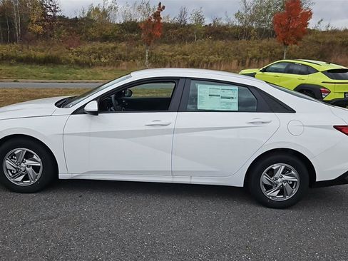 New 2025 Hyundai Elantra SE image 4
