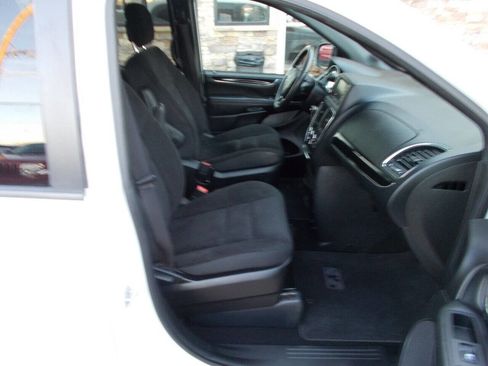 Used 2019 Dodge Grand Caravan SE FWD image 16