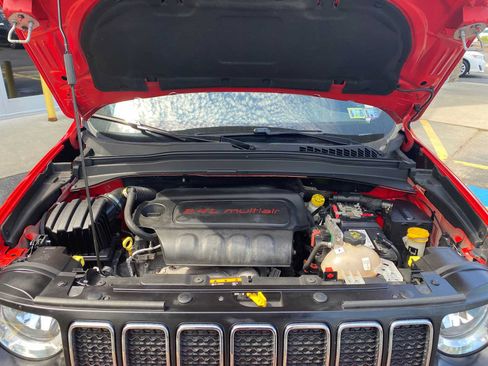 Used 2019 Jeep Renegade Latitude w/ Cold Weather Group AWD/4WD image 6