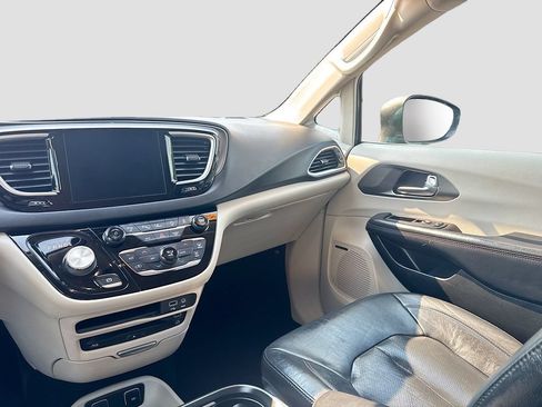 Used 2020 Chrysler Pacifica Touring-L Plus w/ Tire & Wheel Group FWD image 21
