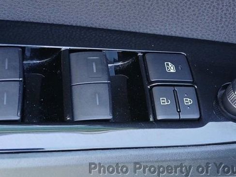 Used 2020 Toyota Prius LE image 21