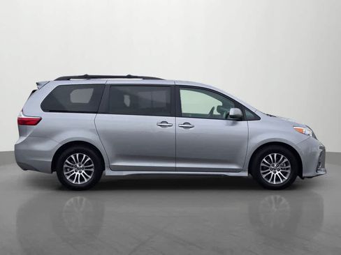 Used 2018 Toyota Sienna XLE w/ XLE Navigation Package FWD image 7
