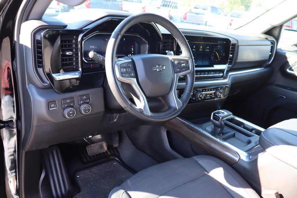 Used 2024 Chevrolet Silverado 1500 RST w/ Redline Edition AWD/4WD image 5