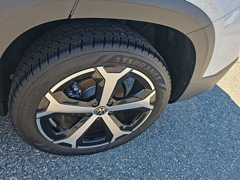 Certified 2025 Volkswagen Taos SEL image 18