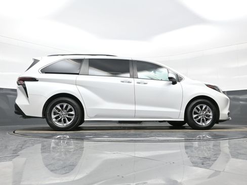Used 2023 Toyota Sienna XLE image 35