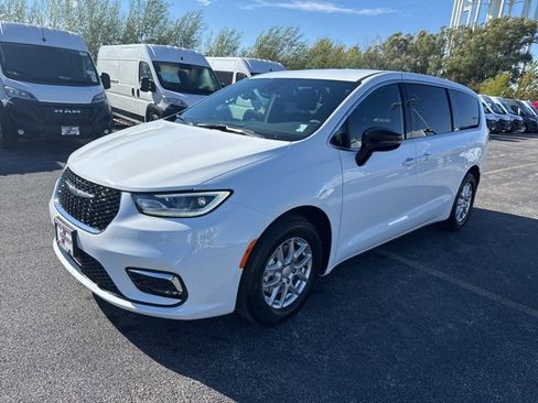 New 2026 Chrysler Pacifica Select image 1