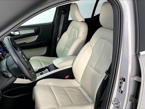 Used 2023 Volvo XC40 B5 Plus image 33