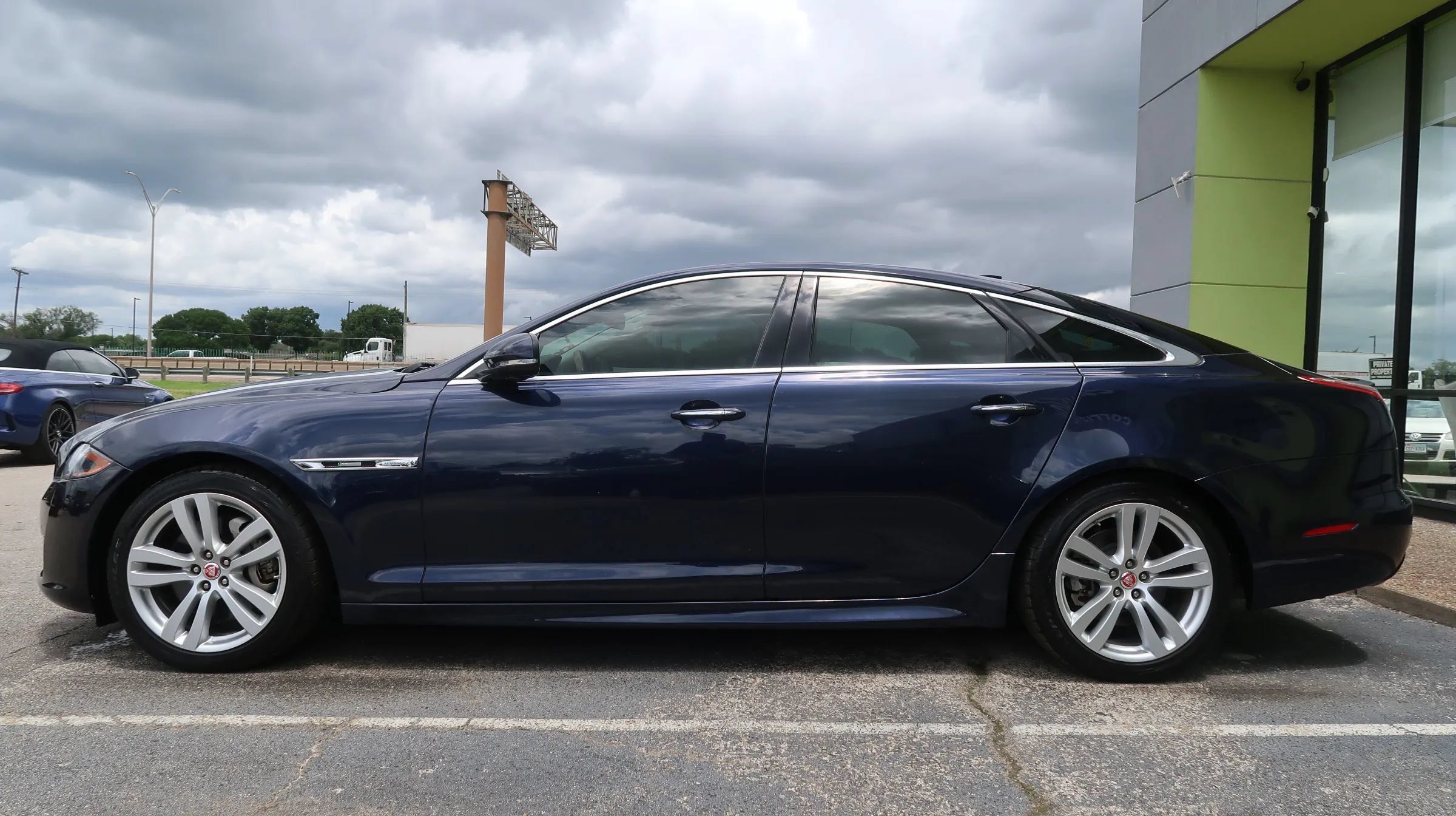 Used 2016 Jaguar XJ R-Sport RWD image 7