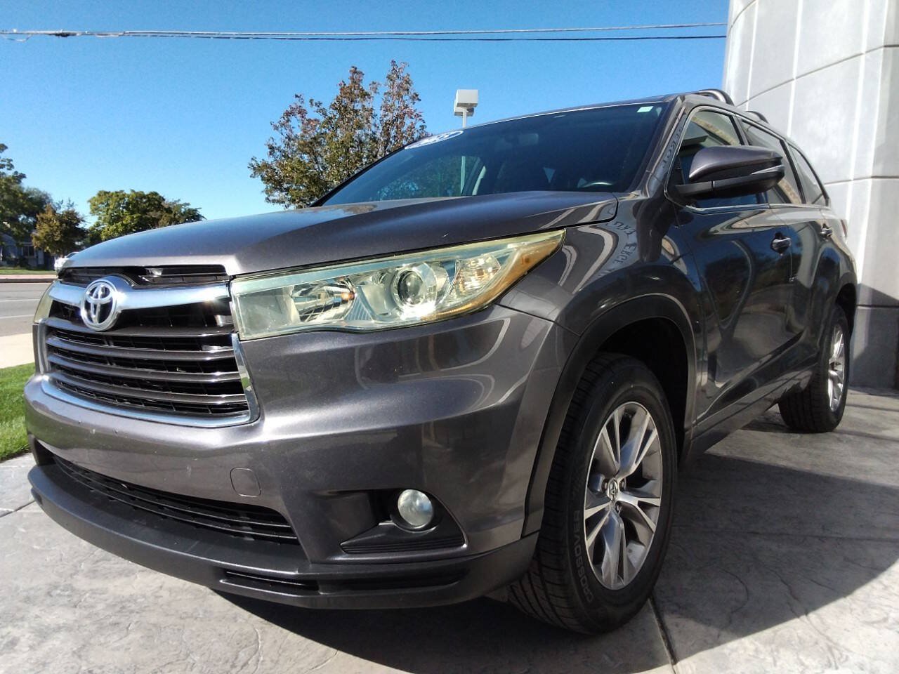 Used 2015 Toyota Highlander Plus FWD image 3