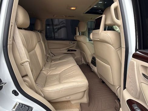 Used 2013 Lexus LX 570 4WD w/ Luxury Pkg image 17