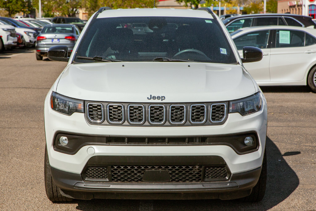 Used 2024 Jeep Compass Latitude AWD/4WD image 3