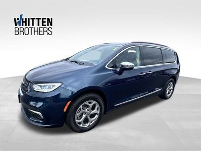 Used 2022 Chrysler Pacifica Limited w/ Uconnect Theater Family Group