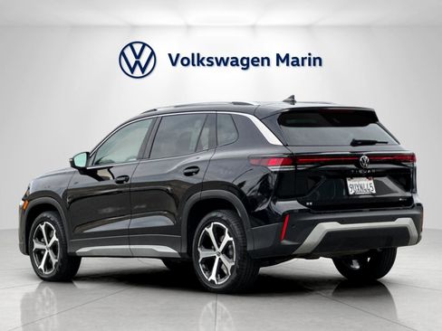 Used 2025 Volkswagen Tiguan SE w/ Panoramic Sunroof Package image 3