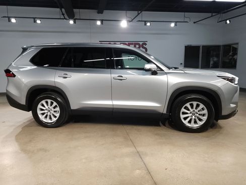 Used 2025 Toyota Grand Highlander AWD image 8