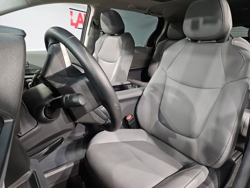 Used 2022 Toyota Sienna XLE FWD image 23