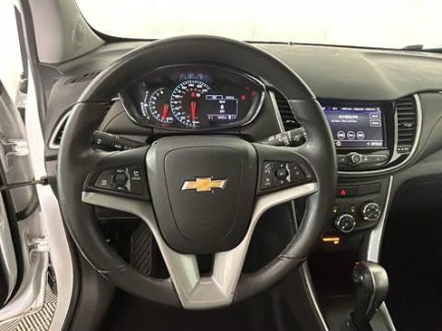 Used 2020 Chevrolet Trax LT w/ LT Convenience Package FWD image 14