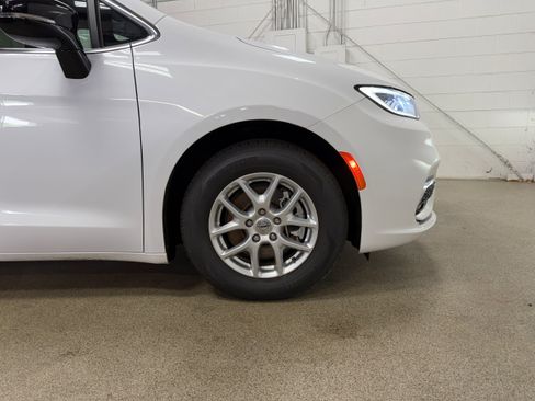 Used 2025 Chrysler Pacifica Select FWD image 36