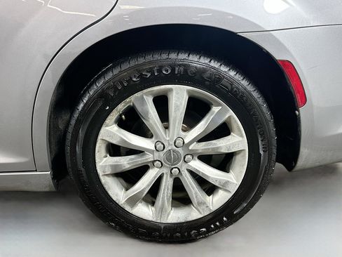 Used 2017 Chrysler 300 C image 31