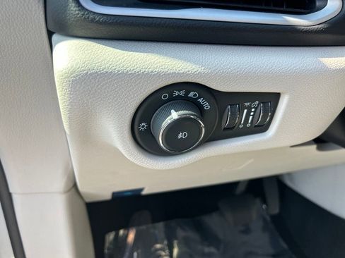Used 2024 Chrysler Pacifica Touring-L FWD image 37