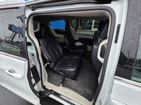 Used 2019 Chrysler Pacifica Touring-L image 21