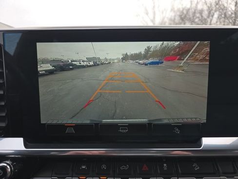 Used 2023 GMC Sierra 1500 SLT w/ SLT Convenience Package image 17