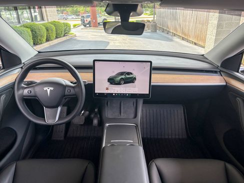 Used 2024 Tesla Model Y Long Range AWD/4WD image 2