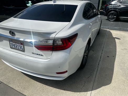Used 2016 Lexus ES 300h w/ Luxury Package w/Wood Trim FWD image 4