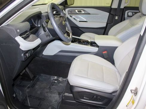 Used 2025 Ford Explorer Platinum w/ Ultimate Package image 10