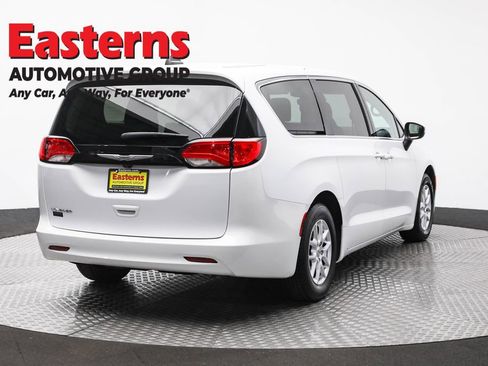 Used 2023 Chrysler Voyager LX image 5