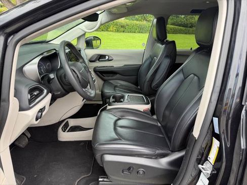 Used 2023 Chrysler Pacifica Touring-L FWD image 24