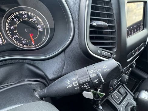 Used 2020 Jeep Cherokee Latitude FWD image 12