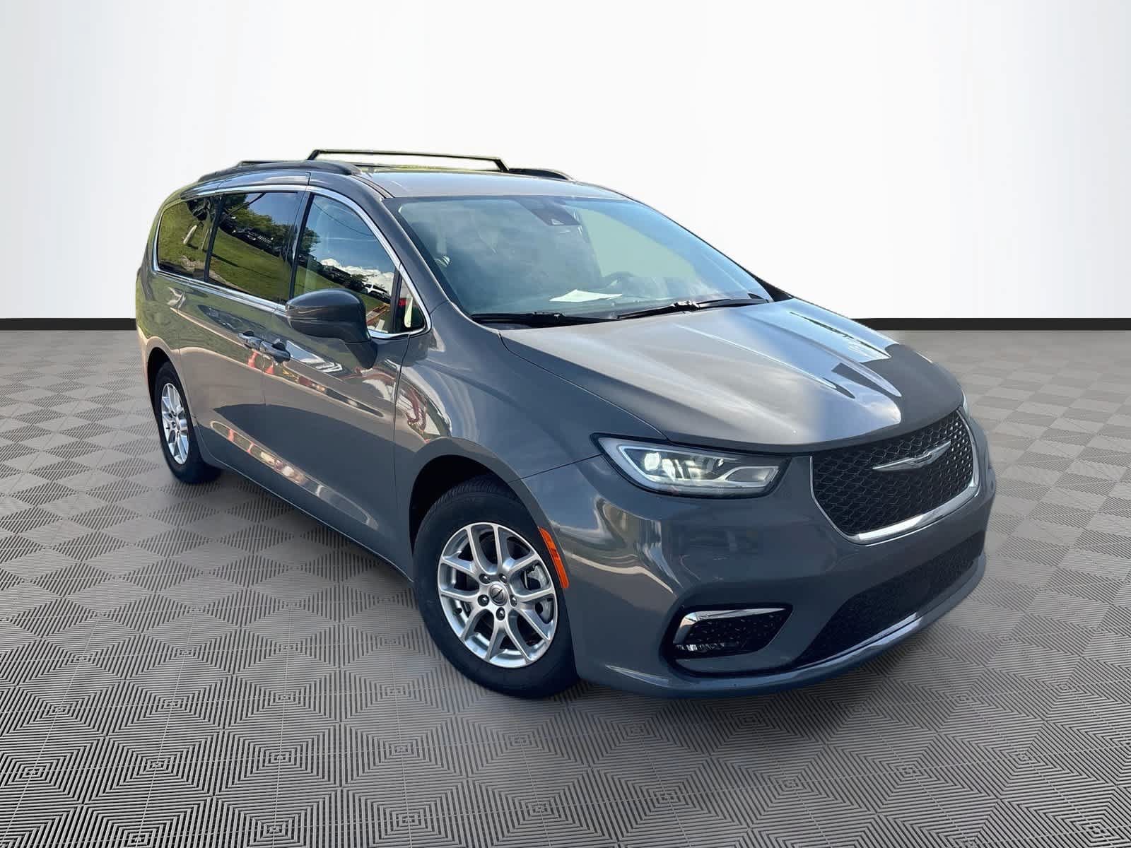 Used 2022 Chrysler Pacifica Touring-L FWD image 2