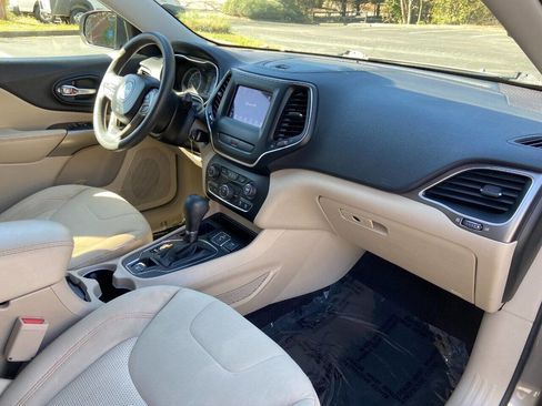 Used 2019 Jeep Cherokee Latitude w/ Popular Appearance Group image 12