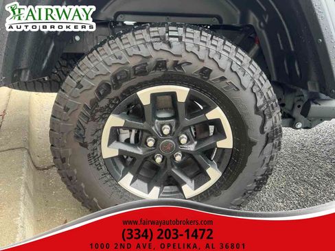 Used 2025 Jeep Gladiator Rubicon w/ Convenience Group AWD/4WD image 49